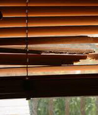broken-wooden-blinds-needing-blind-repair