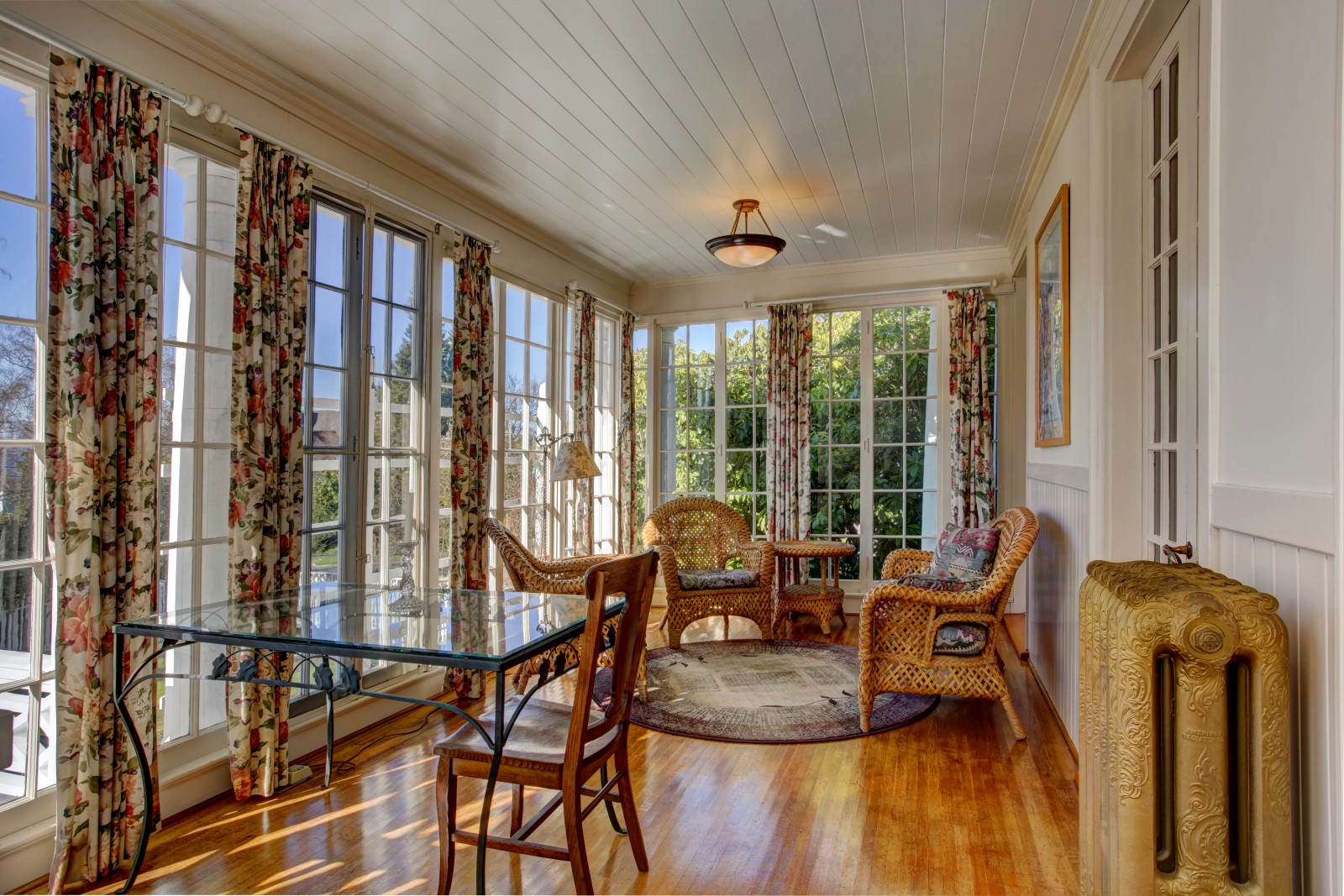 sunroom with floral drapes